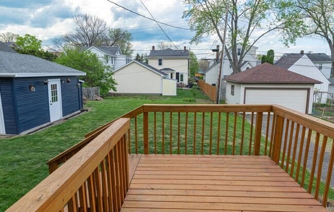 Building Photo - Beautifully remodeled 3-bedroom, 2-bath ho...