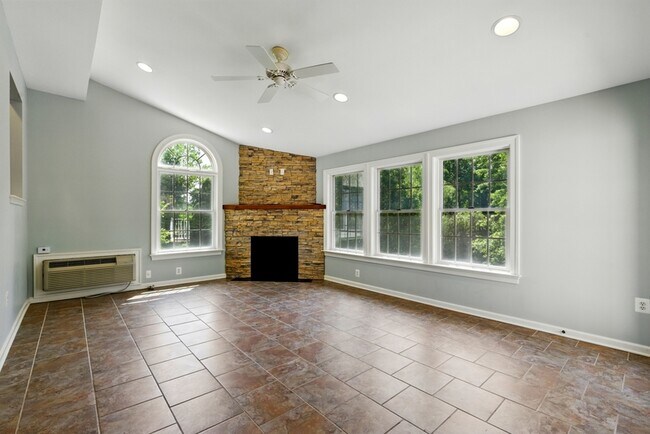 Building Photo - 2513 Holly Springs Ct