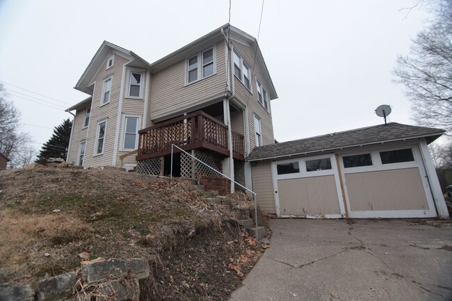 Building Photo - 4 bedroom home in the East Village of Dave...
