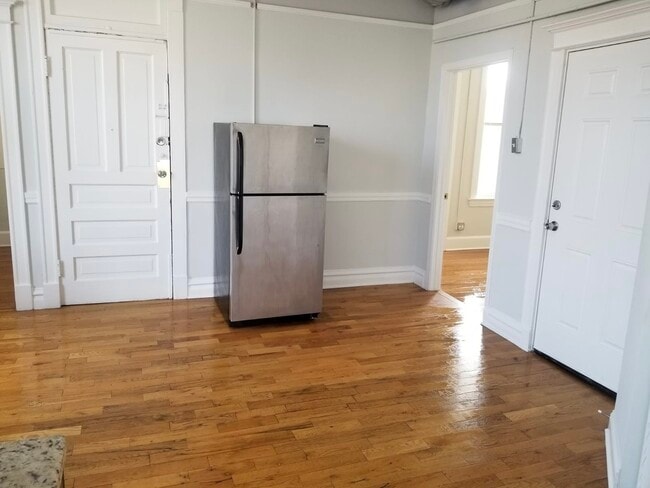 Building Photo - 2215 S Albany Ave