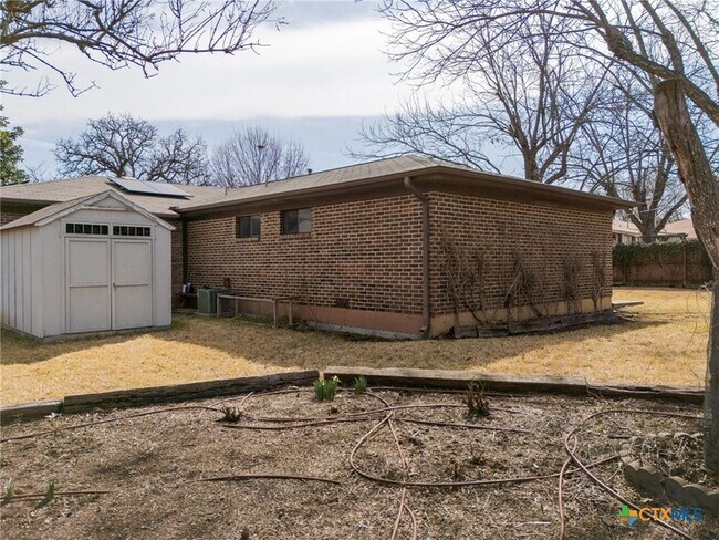 Building Photo - 204 Oak St