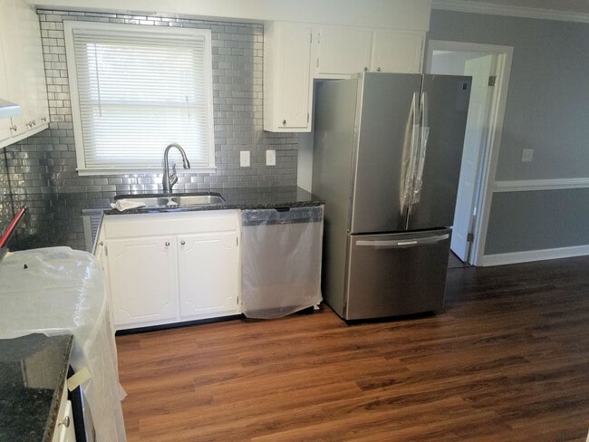 Building Photo - Great updated ranch in convenient location