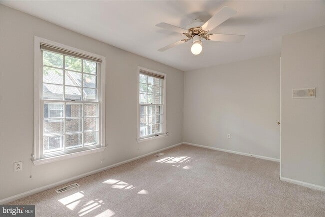Building Photo - 2440 S Walter Reed Dr