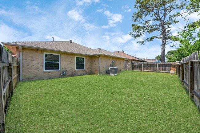 Building Photo - 12407 Meadow Ridge Dr