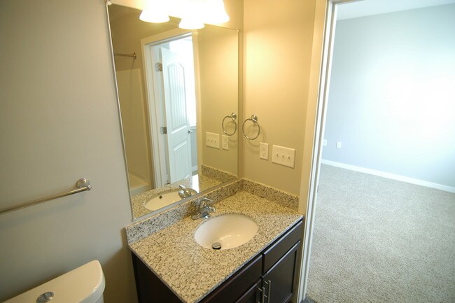 Building Photo - 2 Bedroom in Solo East Condos of Nashville!!