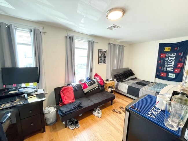 Building Photo - Beautiful 6 Bed Condo Style Apartment Available 9/1/26