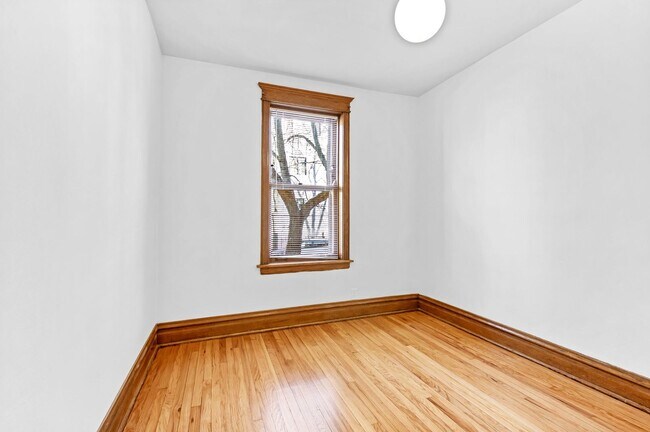 Building Photo - 3806 N Greenview Ave