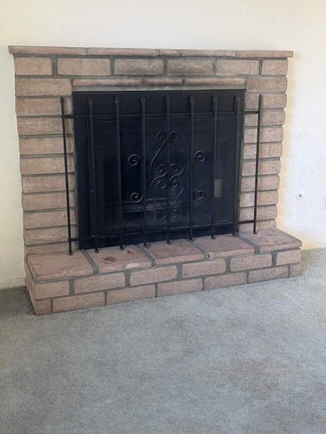 Building Photo - Spacious 4-Bedroom home centrally located ...