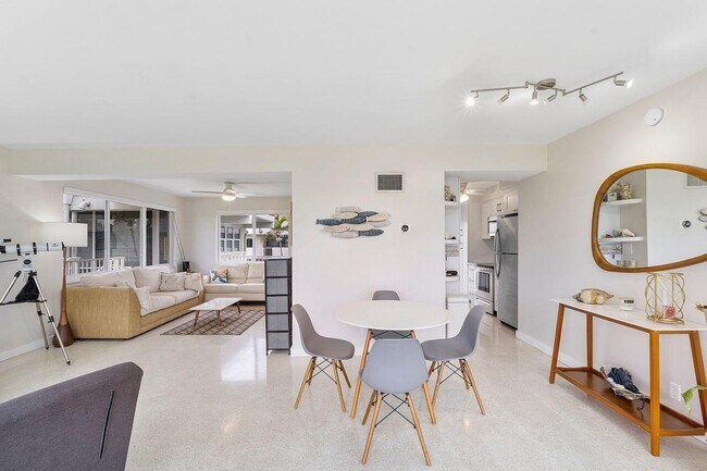 Building Photo - 1221 Hillsboro Mile