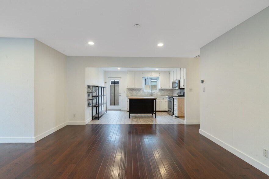 Building Photo - 1427 E 55th St