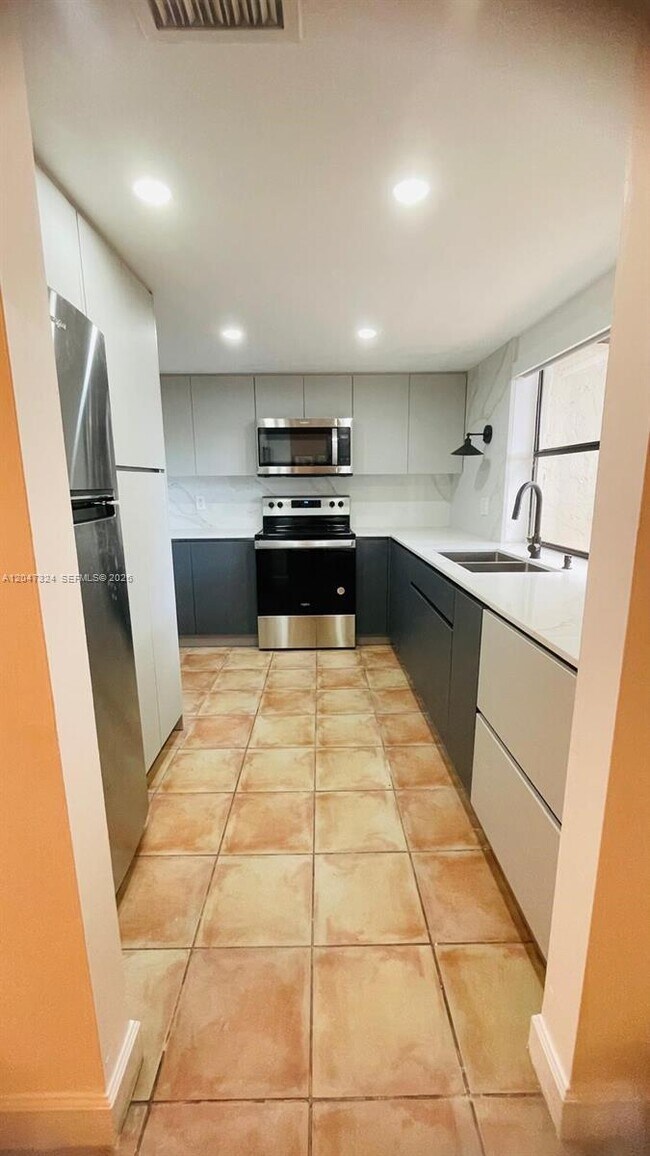 Building Photo - 15210 SW 48th Terrace