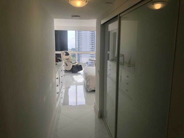 Building Photo - 3640 Yacht Club Dr