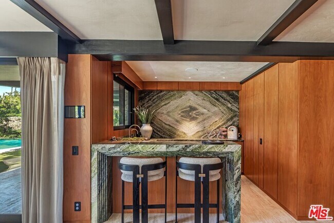 Building Photo - 400 Toyopa Dr