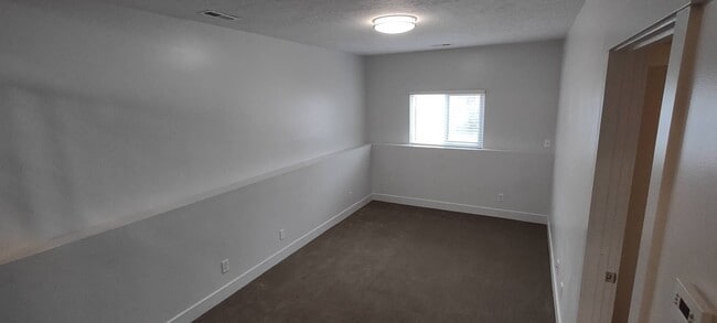 Building Photo - Charming Layton Home