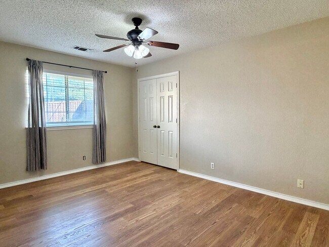 Building Photo - 2633 Bauer Dr