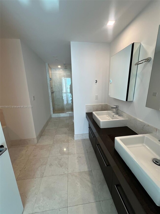 Building Photo - 17121 Collins Ave