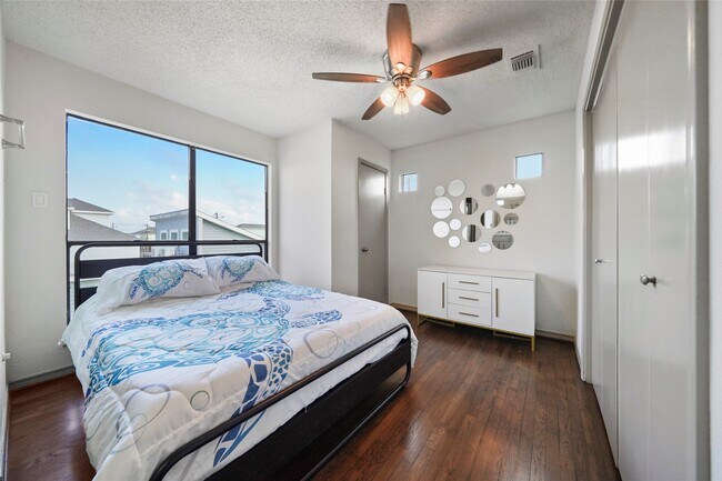 Building Photo - 4126 San Jacinto Dr