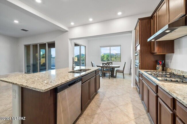 Building Photo - 10623 N Iron Peak Dr