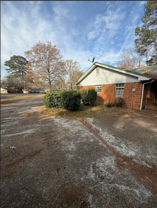 Building Photo - 3 bedroom 2 bath home located in quiet neighborhood