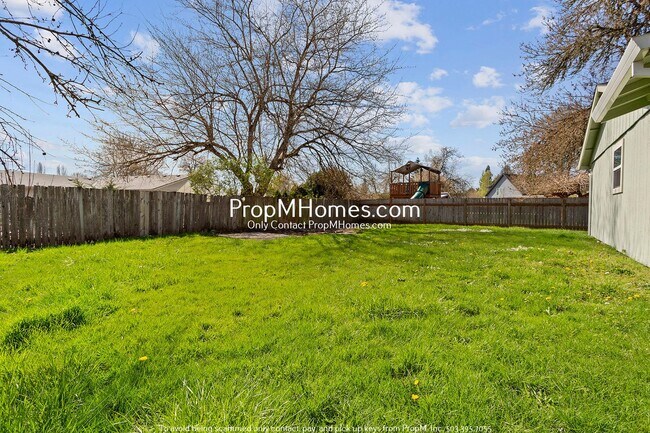 Building Photo - Updated Three Bedroom Home in McMinnville!