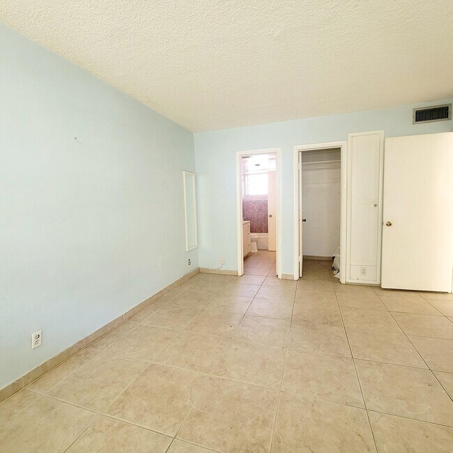 Building Photo - 1333 E Hallandale Beach Blvd