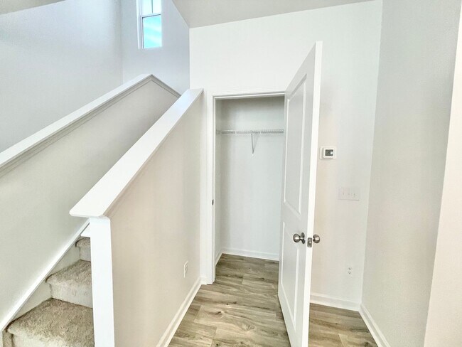 Building Photo - Spacious 3BD/2.5BTH Paired Home minutes from I-77 and I-40 - Available 08/10