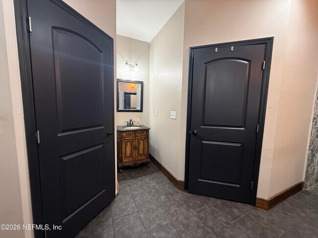 Building Photo - 10933 N Runway Cir