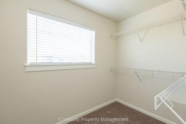 Building Photo - Lovely 3 bedroom, 2.5 bathroom home plus a...