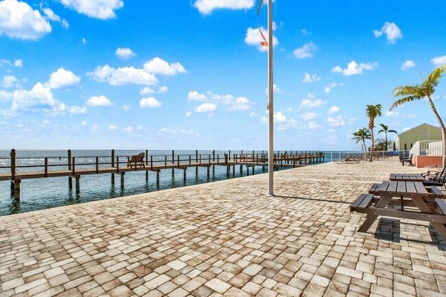 Building Photo - 4942 Coquina Key Dr SE