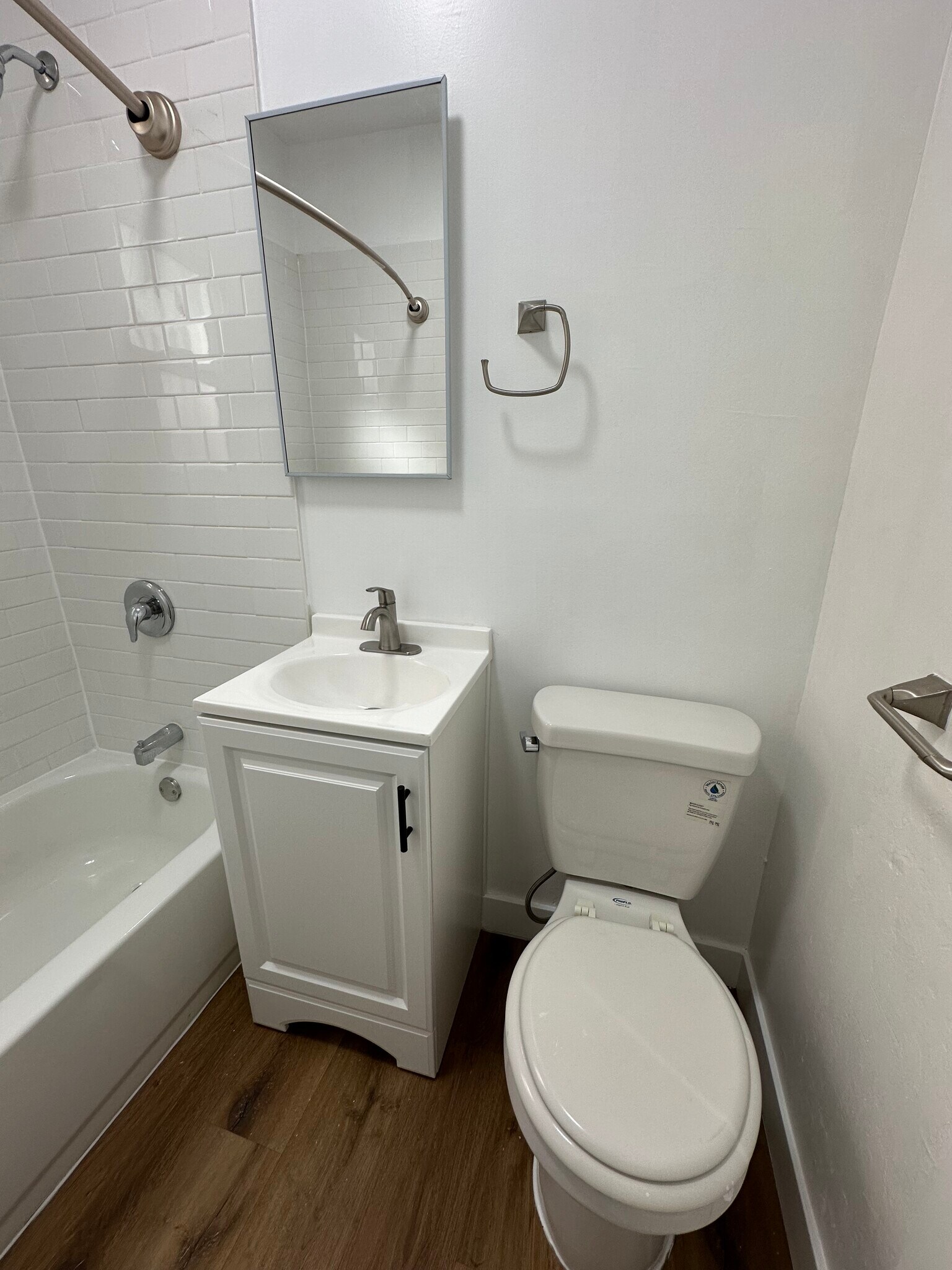 Building Photo - 632 1/4 N Plymouth Blvd