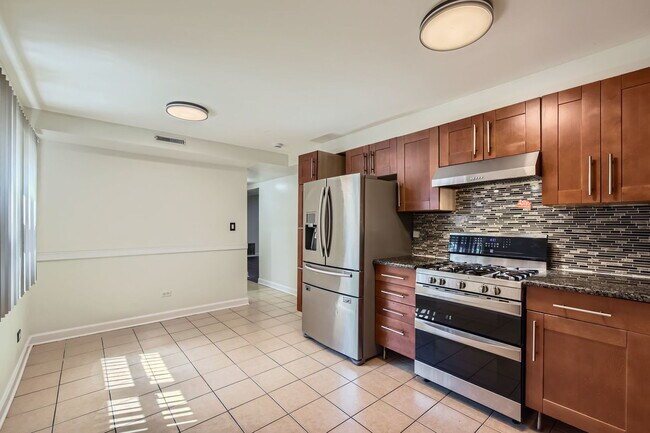 Building Photo - 2067 W Farwell Ave