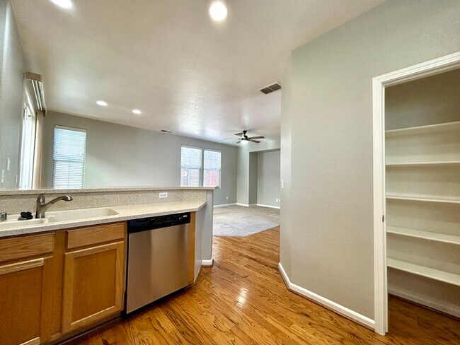 Building Photo - Beautiful 3 Bedroom Located in Roseville Strada Community!