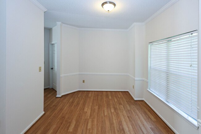 Building Photo - 230 Amal Dr SW