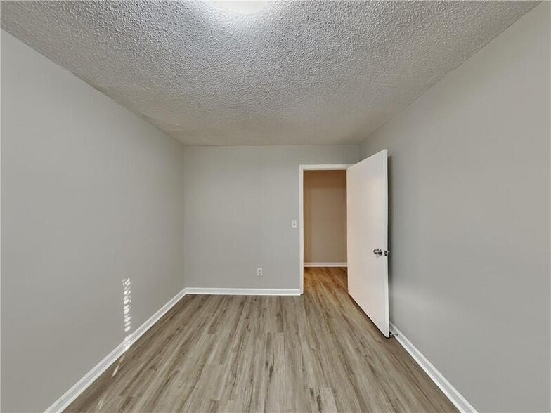 Building Photo - 5022 Hawthorne Ct