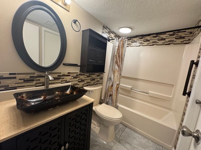 Building Photo - Charming 2-Bedroom Condo with Pool Access & Water Included – Prime Orlando Location