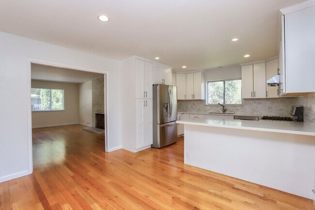 Building Photo - 264 W Oakwood Blvd