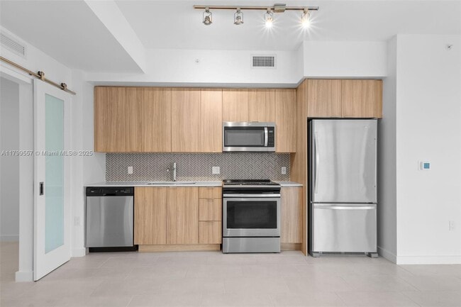 Building Photo - 2150 N Bayshore Dr