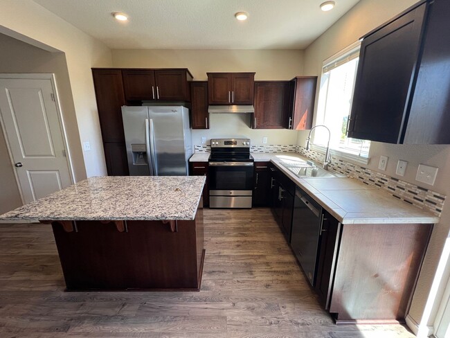 Building Photo - Morningside 3 Bedroom Townhome Happy Vally