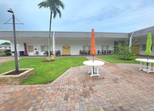 Building Photo - 3200 Lake Osborne Dr