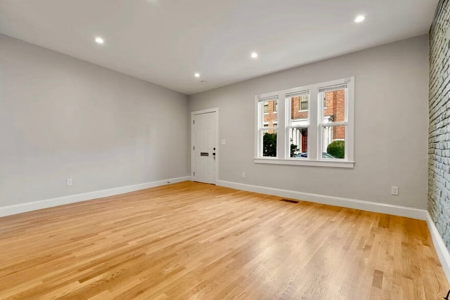 Entrance -- Living Area - 129 Sutherland Rd