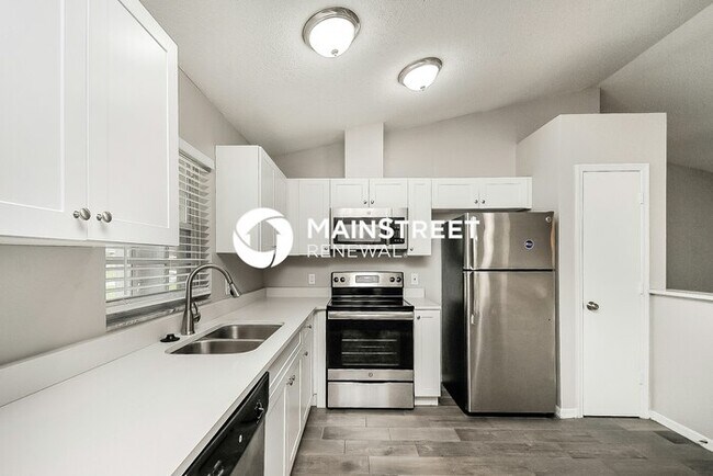 Building Photo - 3 Bedroom Pet-Friendly Home in Winter Have...