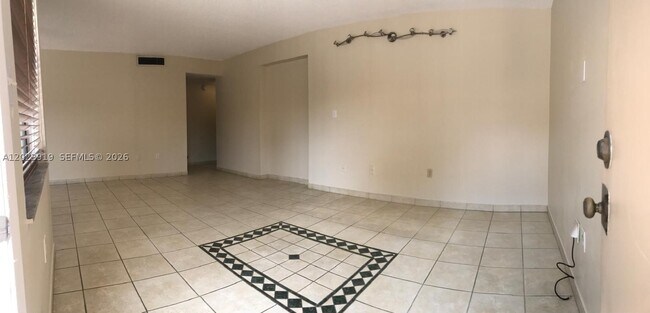 Building Photo - 341 W Park Dr