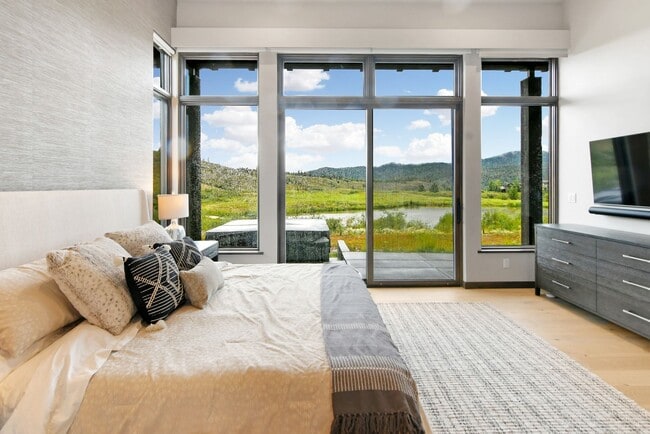 Building Photo - Luxury ski season rental is an entertainer...