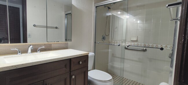 Building Photo - 6900 N Kendall Dr