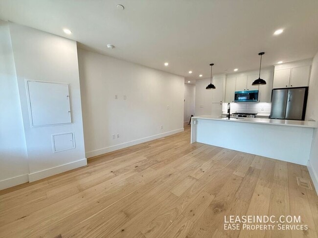 Building Photo - 1812 Independence Ave SE