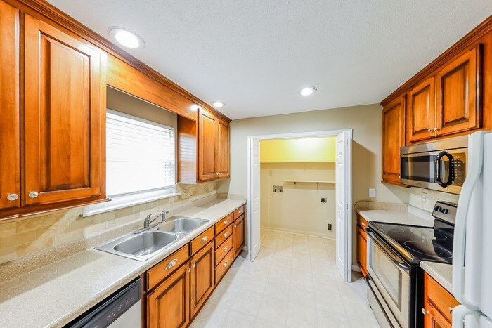 Building Photo - 2218 Cecille Dr SW