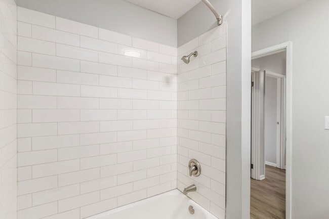 Building Photo - 639 Riverview Dr