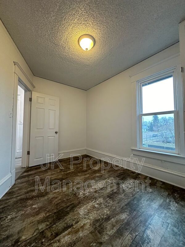 Building Photo - 604 2nd Ave S