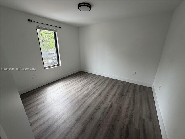 Building Photo - 628 SW 21st Ave