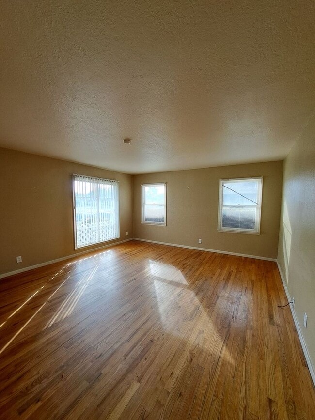 Building Photo - Single-Level 2BR Apartment with Garage in Fresno!